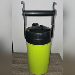 Igloo Sport 1/2 Gallon (1.89L) Water Cooler Jug with Hooks Neon Green Colors.